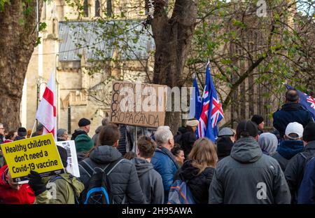 York City Center, England, 4. Dezember 2021, friedlicher Protest des Nordens vereint sich gegen Covid-bezogene Maßnahmen und einen Pro-Choice-freiheitsmarsch bzw. Stockfoto