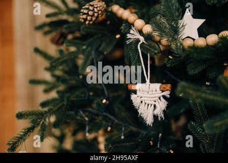 Schönes Weihnachtsspielzeug auf einem Weihnachtsbaum mit Macrame Nahaufnahme Stockfoto