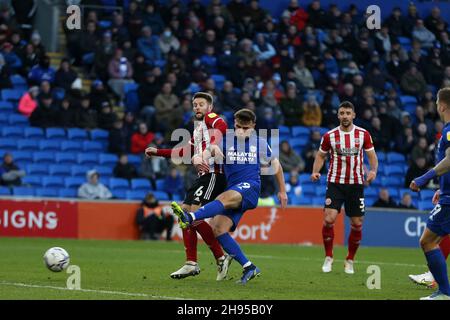 Cardiff, Großbritannien. 04th Dez 2021. Mark Harris von Cardiff City schießt seinem Team 1st Tore. EFL Skybet Championship match, Cardiff City gegen Sheffield United im Cardiff City Stadium in Cardiff, Wales am Samstag, 4th. Dezember 2021. Dieses Bild darf nur für redaktionelle Zwecke verwendet werden. Nur zur redaktionellen Verwendung, Lizenz für kommerzielle Nutzung erforderlich. Keine Verwendung in Wetten, Spiele oder einem einzigen Club / Liga / Spieler Publikationen. PIC von Andrew Orchard / Andrew Orchard Sport Fotografie / Alamy Live News Kredit: Andrew Orchard Sport Fotografie / Alamy Live News Stockfoto