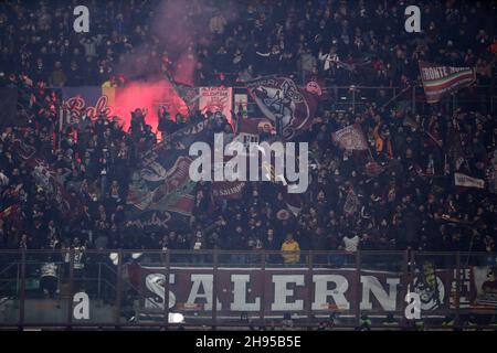 Mailand, Italien. 04th Dez 2021. Die Fans der US Salernitana sehen das Spiel der Serie A zwischen AC Milan und US Salernitana im Stadio Giuseppe Meazza am 4. Dezember 2021 in Mailand, Italien. Quelle: Marco Canoniero/Alamy Live News Stockfoto