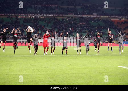 Mailand, Italien. 04th Dez 2021. Die Spieler des AC Mailand feiern nach dem Gewinn der Serie A Spiel zwischen AC Mailand und uns Salernitana im Stadio Giuseppe Meazza am 4. Dezember 2021 in Mailand, Italien. Quelle: Marco Canoniero/Alamy Live News Stockfoto