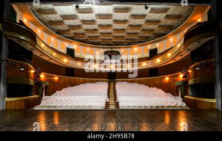 Image Theaterbühne und Auditorium mit Balkonen und Loggien Stockfoto