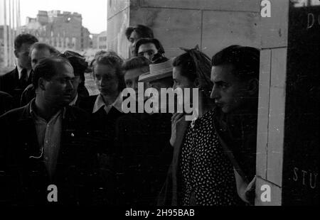 Warszawa, 1947-07-29. Artyœci radzieccy jad¹cy na Festiwal Œwiatowej Federacji M³odzie¿y Demokratycznej w Pradze z wizyt¹ w Polsce. NZ. artyœci Przy Grobie Nieznanego ¯o³nierza (GN¯). wb/gr PAP Warschau, 29. Juli 1947. Sowjetische Künstler besuchen das World Democratic Youth Festival in Prag und besuchen Polen. Im Bild: Künstler am Grab des unbekannten Soldaten. wb/gr PAP Stockfoto