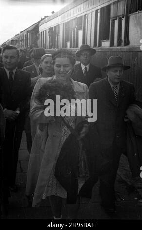 Warszawa, 1947-07-29. Powitanie grupy artystów radzieckich, jad¹cych na Festiwal Œwiatowej Federacji M³odzie¿y Demokratycznej w Pradze, na Dworcu Gdañskim przez przedstawicieli ambasady Zwi¹zku Radzieckiego, Zarz¹du G³ównego Towarzystwa PrzyjaŸni Polsko-Radzieckiej i Komitetu S³owiañskiego. NZ. m.in. Nina Makarowa (z kwiatami), kompozytorka, ¿ona Arama Chaczaturiana, kompozytor prof. Szebalin (P) wb/gr PAP Warschau, 29. Juli 1947. Begrüßung der sowjetischen Künstlergruppe beim World Democratic Youth Festival in Prag, auf dem Bahnhof Warszawa Gdanska, durch die Delegierten von: Sovie Stockfoto