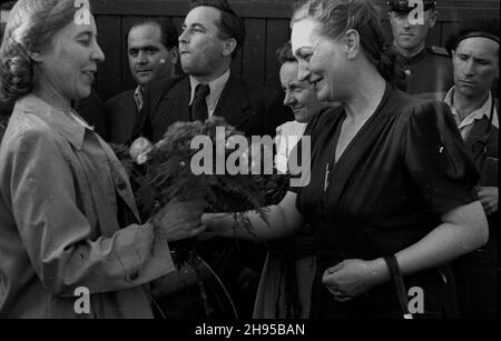 Warszawa, 1947-07-29. Powitanie grupy artystów radzieckich, jad¹cych na Festiwal Œwiatowej Federacji M³odzie¿y Demokratycznej w Pradze, na Dworcu Gdañskim przez przedstawicieli ambasady Zwi¹zku Radzieckiego, Zarz¹du G³ównego Towarzystwa PrzyjaŸni Polsko-Radzieckiej i Komitetu S³owiañskiego. wb/gr PAP Warschau, 29. Juli 1947. Begrüßung der sowjetischen Künstlergruppe beim World Democratic Youth Festival in Prag, auf dem Bahnhof Warszawa Gdanska, durch die Delegierten der Botschaft der Sowjetunion, der Polnisch-Sowjetischen Freundschaftsgesellschaft und des Slawischen Komitees. wb/gr PAP Stockfoto