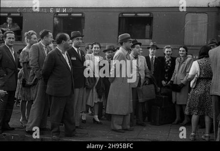 Warszawa, 1947-07-29. Powitanie Zespo³u Mosiejewa na dworcu kolejowym Warszawa Gdañska przez przedstawicieli ambasady Zwi¹zku Radzieckiego, Zarz¹du G³ównego Towarzystwa PrzyjaŸni Polsko-Radzieckiej i Komitetu S³owiañskiego. NZ. na peronie stoj¹ m.in. Kompozytor Aram Chaczaturian (5L), jego ¿ona Nina Makarowa (6L), kompozytor prof. Szebalin (7L). wb/gr PAP Warschau, 29. Juli 1947. Begrüßung der Mosiejew-Gruppe, die zum Weltdemokratischen Jugendfestival in Prag auf dem Bahnhof Warszawa Gdanska geht, durch die Delegierten der Botschaft der Sowjetunion, der polnisch-sowjetischen Freundschaftsgesellschaft und Slavi Stockfoto