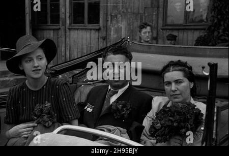 Warszawa, 1947-07-29. Artyœci radzieccy jad¹cy na Festiwal Œwiatowej Federacji M³odzie¿y Demokratycznej w Pradze z wizyt¹ w Polsce. NZ. Primabalerina opery leningradzkiej A³³a Szelest (L), kompozytor Aram Chaczaturian (2L) i jego ¿ona Nina Makarowa. wb/gr PAP Warschau, 29. Juli 1947. Sowjetische Künstler besuchen das World Democratic Youth Festival in Prag und besuchen Polen. Im Bild: Primaballerina der Leningrader Oper Alla Schelest (links), der Komponist Aram Kchatchatourian (2nd v.l.) und seine Frau Nina Makarowa. wb/gr PAP Stockfoto