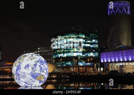 Salford, Großbritannien Luke Jerrams „Floating Earth“-Kunstwerk beim Lightwaves 2021 Festival am Freitag, den 3rd. Dezember 2021 in Salford Quays. (Kredit: MI Nachrichten) Kredit: MI Nachrichten & Sport /Alamy Live Nachrichten Stockfoto