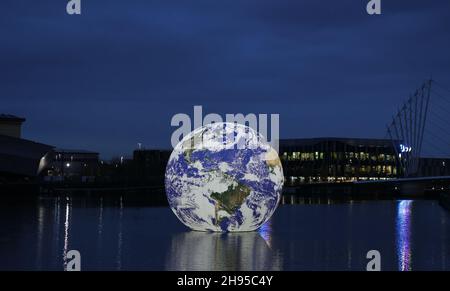 Salford, Großbritannien Luke Jerrams „Floating Earth“-Kunstwerk beim Lightwaves 2021 Festival am Freitag, den 3rd. Dezember 2021 in Salford Quays. (Kredit: MI Nachrichten) Kredit: MI Nachrichten & Sport /Alamy Live Nachrichten Stockfoto