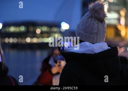 Salford, Großbritannien Luke Jerrams „Floating Earth“-Kunstwerk beim Lightwaves 2021 Festival am Freitag, den 3rd. Dezember 2021 in Salford Quays. (Kredit: MI Nachrichten) Kredit: MI Nachrichten & Sport /Alamy Live Nachrichten Stockfoto