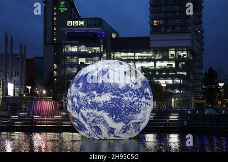 Salford, Großbritannien Luke Jerrams „Floating Earth“-Kunstwerk beim Lightwaves 2021 Festival am Freitag, den 3rd. Dezember 2021 in Salford Quays. (Kredit: MI Nachrichten) Kredit: MI Nachrichten & Sport /Alamy Live Nachrichten Stockfoto