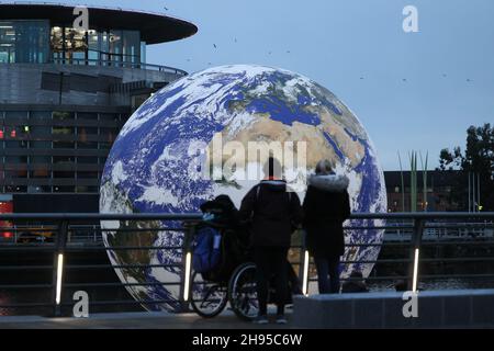 Salford, Großbritannien Luke Jerrams „Floating Earth“-Kunstwerk beim Lightwaves 2021 Festival am Freitag, den 3rd. Dezember 2021 in Salford Quays. (Kredit: MI Nachrichten) Kredit: MI Nachrichten & Sport /Alamy Live Nachrichten Stockfoto