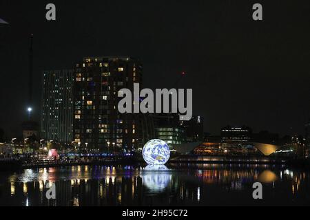 Salford, Großbritannien Luke Jerrams „Floating Earth“-Kunstwerk beim Lightwaves 2021 Festival am Freitag, den 3rd. Dezember 2021 in Salford Quays. (Kredit: MI Nachrichten) Kredit: MI Nachrichten & Sport /Alamy Live Nachrichten Stockfoto