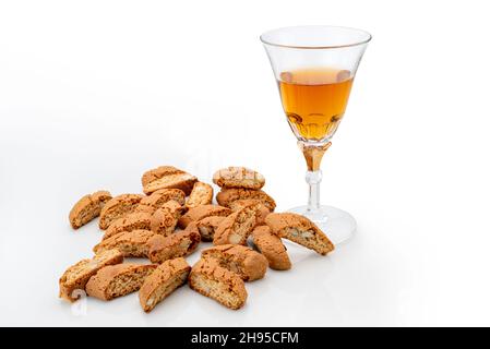 Cantuccini Mandelkekse mit Glas Vin Santo Süßwein auf weiß isoliert. Typische toskanische Produkte, Italien. Speicherplatz kopieren Stockfoto