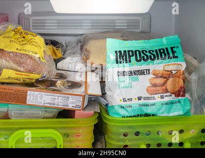 MORGANTOWN, WV - 4. November 2021: Verpackung für Impossible Foods Chicken Nuggets aus Pflanzen im hauseigenen Gefrierschrank Stockfoto