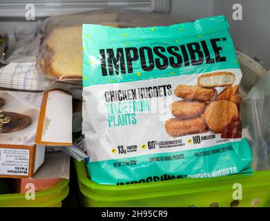 MORGANTOWN, WV - 4. November 2021: Verpackung für Impossible Foods Chicken Nuggets aus Pflanzen im hauseigenen Gefrierschrank Stockfoto