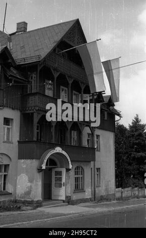 Karpacz, 1947-08. Dom wypoczynkowy Zwi¹zku Zawodowego Pracowników Filmowych Rzeczpospolitej Polskiej. wb/gr PAP Dok³adny dzieñ wydarzenia nieustalony. Karpacz, August 1947. Ein Ferienhaus, das von der Gewerkschaft der Beschäftigten der polnischen Filmindustrie betrieben wird. wb/gr PAP Stockfoto