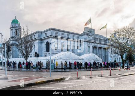 Cork, Irland. 4th Dez 2021. Es gibt große Warteschlangen am Impfzentrum im Rathaus von Cork heute. Es kommt, da die Regierung Beschränkungen für Gastfreundschaft und Haushaltsmischung bis zum 9th. Januar auferlegt hat. Quelle: AG News/Alamy Live News Stockfoto