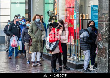 Cork, Irland. 4th Dez 2021. Menschen mit Gesichtsmasken stehen Schlange, um das Bekleidungsgeschäft von Penneys in Cork zu betreten. Die Regierung hat bis zum 9th. Januar Beschränkungen für die Bewirtung und das Vermischen von Haushalten auferlegt. Quelle: AG News/Alamy Live News Stockfoto