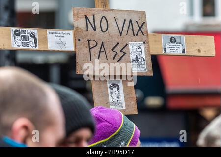 Cork, Irland. 4th Dez 2021. Rund 500 Menschen protestierten heute in Cork gegen die Sperrung, Impfungen für Kinder, Impfpass und Gesichtsmasken. Die Regierung hat bis zum 9th. Januar Beschränkungen für die Bewirtung und das Vermischen von Haushalten auferlegt. Quelle: AG News/Alamy Live News Stockfoto