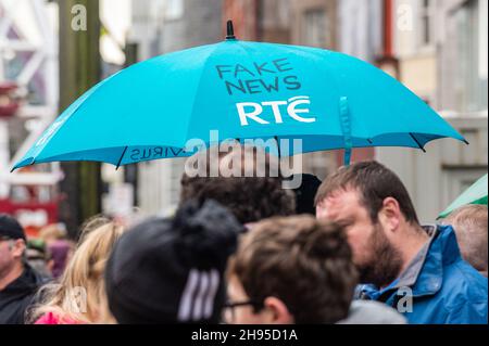 Cork, Irland. 4th Dez 2021. Rund 500 Menschen protestierten heute in Cork gegen die Sperrung, Impfungen für Kinder, Impfpass und Gesichtsmasken. Die Regierung hat bis zum 9th. Januar Beschränkungen für die Bewirtung und das Vermischen von Haushalten auferlegt. Quelle: AG News/Alamy Live News Stockfoto