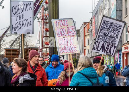 Cork, Irland. 4th Dez 2021. Rund 500 Menschen protestierten heute in Cork gegen die Sperrung, Impfungen für Kinder, Impfpass und Gesichtsmasken. Die Regierung hat bis zum 9th. Januar Beschränkungen für die Bewirtung und das Vermischen von Haushalten auferlegt. Quelle: AG News/Alamy Live News Stockfoto