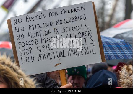 Cork, Irland. 4th Dez 2021. Rund 500 Menschen protestierten heute in Cork gegen die Sperrung, Impfungen für Kinder, Impfpass und Gesichtsmasken. Die Regierung hat bis zum 9th. Januar Beschränkungen für die Bewirtung und das Vermischen von Haushalten auferlegt. Quelle: AG News/Alamy Live News Stockfoto