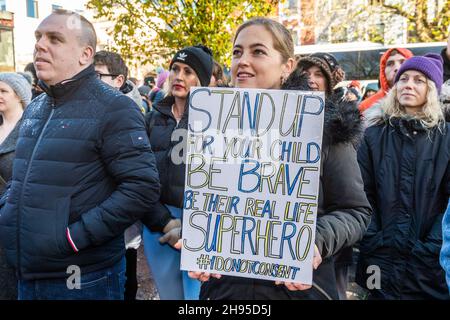 Cork, Irland. 4th Dez 2021. Rund 500 Menschen protestierten heute in Cork gegen die Sperrung, Impfungen für Kinder, Impfpass und Gesichtsmasken. Die Regierung hat bis zum 9th. Januar Beschränkungen für die Bewirtung und das Vermischen von Haushalten auferlegt. Quelle: AG News/Alamy Live News Stockfoto