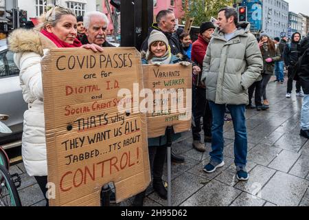 Cork, Irland. 4th Dez 2021. Rund 500 Menschen protestierten heute in Cork gegen die Sperrung, Impfungen für Kinder, Impfpass und Gesichtsmasken. Die Regierung hat bis zum 9th. Januar Beschränkungen für die Bewirtung und das Vermischen von Haushalten auferlegt. Quelle: AG News/Alamy Live News Stockfoto