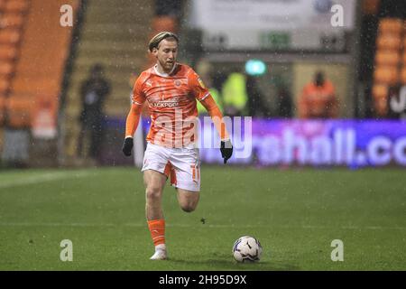 Blackpool, Großbritannien. 04th Dez 2021. Josh Bowler #11 von Blackpool bricht mit dem Ball in Blackpool, Großbritannien am 12/4/2021. (Foto von Mark Cosgrove/News Images/Sipa USA) Quelle: SIPA USA/Alamy Live News Stockfoto