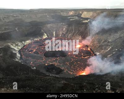 Kapoho, Vereinigte Staaten von Amerika. 02. Oktober 2021. Lava bricht weiterhin aus mehreren Öffnungen auf der Basis und der Westwand von Halemaumau, auf dem Kilauea-Gipfel im Hawaii Volcanoes National Park, 2. Oktober 2021 in Kapok, Hawaii, aus. Die Lavafontänen an mehreren Spaltstellen an der Basis und der Westwand des Krater setzten sich fort, und im Vulkankrater wächst ein Lavasee. Kredit: Liliana DeSmither/USGS/Alamy Live Nachrichten Stockfoto