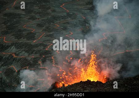 Kapoho, Vereinigte Staaten von Amerika. 02. Oktober 2021. Lava bricht aus dem westlichen Schlot aus und produziert vulkanische Gaswolken in Halemaumau, auf dem Kilauea-Gipfel im Hawaii Volcanoes National Park, 2. Oktober 2021 in Kapok, Hawaii. Die Lavafontänen an mehreren Spaltstellen an der Basis und der Westwand des Krater setzten sich fort, und im Vulkankrater wächst ein Lavasee. Kredit: Liliana DeSmither/USGS/Alamy Live Nachrichten Stockfoto