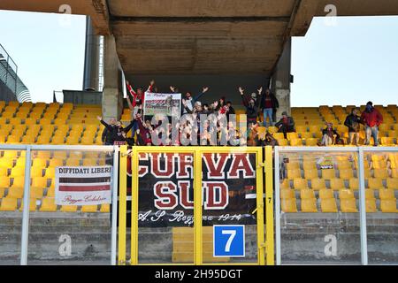 Lecce, Italien. 04th Dez 2021. Reggina 1914 Unterstützer während des US-Fußballs Lecce vs Reggina 1914, Italienisches Fußballspiel der Serie B in Lecce, Italien, Dezember 04 2021 Quelle: Independent Photo Agency/Alamy Live News Stockfoto