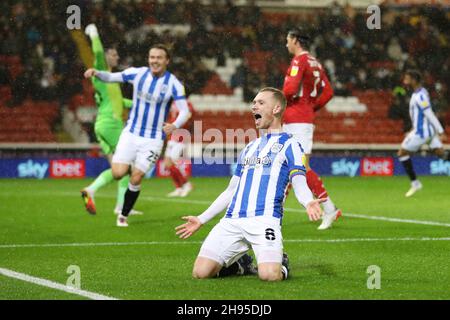 Lewis O'Brien von Huddersfield Town feiert das erste Tor seiner Spielseite während des Sky Bet Championship-Spiels in Oakwell, Barnsley. Bilddatum: Samstag, 4. Dezember 2021. Stockfoto