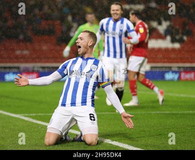 Lewis O'Brien von Huddersfield Town feiert das erste Tor seiner Spielseite während des Sky Bet Championship-Spiels in Oakwell, Barnsley. Bilddatum: Samstag, 4. Dezember 2021. Stockfoto