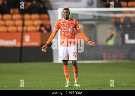 Blackpool, Großbritannien. 04th Dez 2021. Marvin Ekpiteta #21 von Blackpool reagiert am 12/4/2021 in Blackpool, Großbritannien. (Foto von Mark Cosgrove/News Images/Sipa USA) Quelle: SIPA USA/Alamy Live News Stockfoto