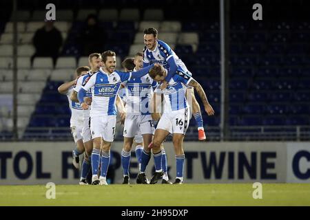 Bristol, Großbritannien. 04th Dez 2021. Torfeier für Nick Anderton von Bristol Rovers während der FA Cup 2nd-Runde zwischen Bristol Rovers und Sutton United am 4. Dezember 2021 im Memorial Stadium, Bristol, England. Foto von Dave Peters/Prime Media Images. Quelle: Prime Media Images/Alamy Live News Stockfoto