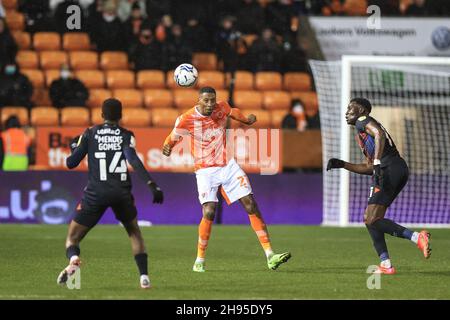 Blackpool, Großbritannien. 04th Dez 2021. Marvin Ekpiteta #21 von Blackpool macht sich am 12/4/2021 in Blackpool, Großbritannien klar. (Foto von Mark Cosgrove/News Images/Sipa USA) Quelle: SIPA USA/Alamy Live News Stockfoto