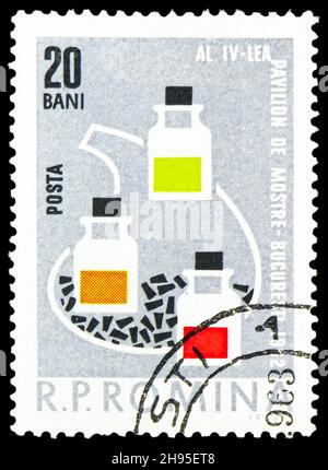MOSKAU, RUSSLAND - 24. OKTOBER 2021: Briefmarke gedruckt in Rumänien zeigt Chemikalien : Retort und Flaschen, 4th Sample Fair, Bukarest Serie, um 1962 Stockfoto