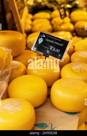 Räder von Gouda Käse zum Verkauf in einem Geschäft in Amsterdam, Niederlande. Stockfoto