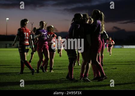 Gloucester, Großbritannien. 04th Dez 2021. Die ALPAS Arena Loughborough Lightning feiern ihren ersten Versuch während des Allianz Premier 15s Spiels zwischen Gloucester-Hartpury und Loughborough Lightning am 4. Dezember 2021 in der ALPAS Arena in Gloucester, England. Kieran Riley Kredit: SPP Sport Pressefoto. /Alamy Live News Stockfoto