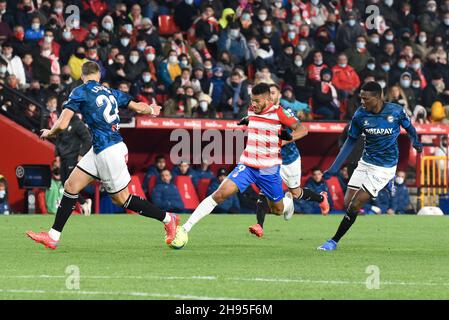 Granada, Spanien. 03rd Dez 2021. Luis Suarez von Granada CF in Aktion während des Liga-Spiels zwischen Granada CF und Deportivo Alaves im Nuevo Los Carmenes Stadion am 3. Dezember 2021 in Granada, Spanien. (Foto: José M Baldomero/Pacific Press/Sipa USA) Quelle: SIPA USA/Alamy Live News Stockfoto