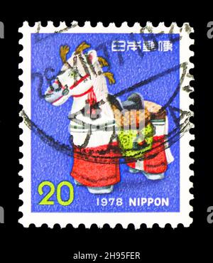 MOSKAU, RUSSLAND - 24. OKTOBER 2021: Die in Japan gedruckte Briefmarke zeigt dekoriertes Toy Horse aus Fushimi, Neujahrs-Grüße Kyoto Serie, um 1977 Stockfoto