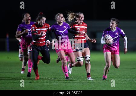 Gloucester, Großbritannien. 04th Dez 2021. Die ALPAS Arena Helena Rowland (#10 Loughborough Lightning) trägt den Ball während des Allianz Premier 15s Spiels zwischen Gloucester-Hartpury und Loughborough Lightning in der ALPAS Arena in Gloucester, England am 4. Dezember 2021. Kieran Riley Kredit: SPP Sport Pressefoto. /Alamy Live News Stockfoto