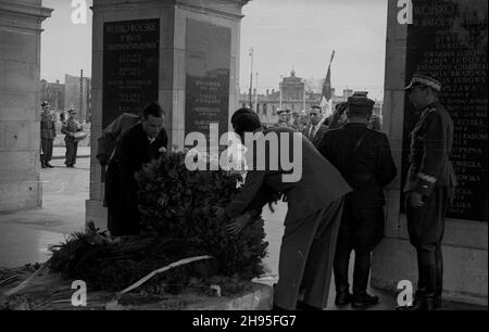 Warszawa, 1947-08-01. Delegacja Zwi¹zku Uczestników Walki Zbrojnej o Niepodleg³oœæ i Demokracjê sk³ada wieniec na Grobie Nieznanego ¯o³nierza (GN¯). wb/gr PAP Warschau, 1. August 1947. Delegierte der Fighters for Freedom and Democracy Union legen einen Kranz am Grab des Unkwnown-Soldaten nieder. wb/gr PAP Stockfoto