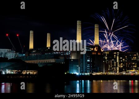 Feuerwerk über dem Battersea Power Station, London, England Stockfoto