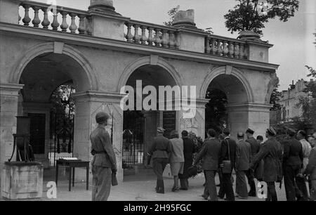 Warszawa, 1947-08-01. Delegacja Zwi¹zku Uczestników Walki Zbrojnej o Niepodleg³oœæ i Demokracjê sk³ada wieniec na Grobie Nieznanego ¯o³nierza (GN¯). wb/gr PAP Warschau, 1. August 1947. Delegierte der Fighters for Freedom and Democracy Union legen einen Kranz am Grab des Unkwnown-Soldaten nieder. wb/gr PAP Stockfoto