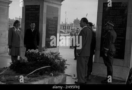 Warszawa, 1947-08-01. Delegacja Zwi¹zku Uczestników Walki Zbrojnej o Niepodleg³oœæ i Demokracjê sk³ada wieniec na Grobie Nieznanego ¯o³nierza (GN¯). wb/gr PAP Warschau, 1. August 1947. Delegierte der Fighters for Freedom and Democracy Union legen einen Kranz am Grab des Unkwnown-Soldaten nieder. wb/gr PAP Stockfoto