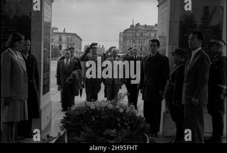 Warszawa, 1947-08-01. Delegacja Zwi¹zku Uczestników Walki Zbrojnej o Niepodleg³oœæ i Demokracjê sk³ada wieniec na Grobie Nieznanego ¯o³nierza (GN¯). wb/gr PAP Warschau, 1. August 1947. Delegierte der Fighters for Freedom and Democracy Union legen einen Kranz am Grab des Unkwnown-Soldaten nieder. wb/gr PAP Stockfoto