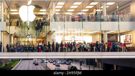 APPLE MEGASTORE mit Kunden während des Weihnachtsverkaufs in Hongkong 24. dezember 2013 Stockfoto